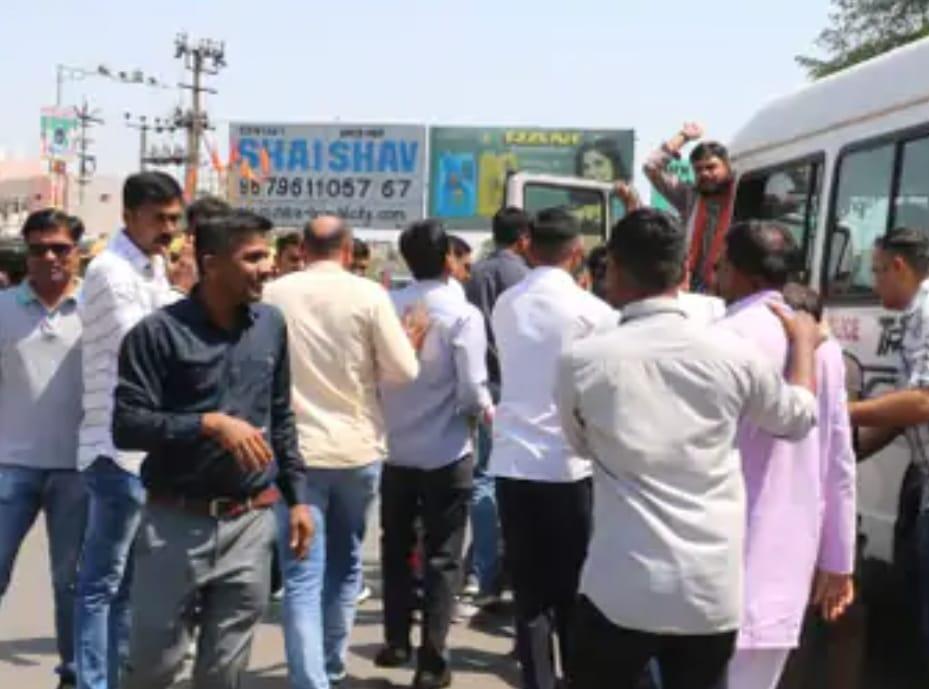 Police detained around 35 activists just before Bhavnagar City Congress Committee staged a dharna in support of Rahul Gandhi.