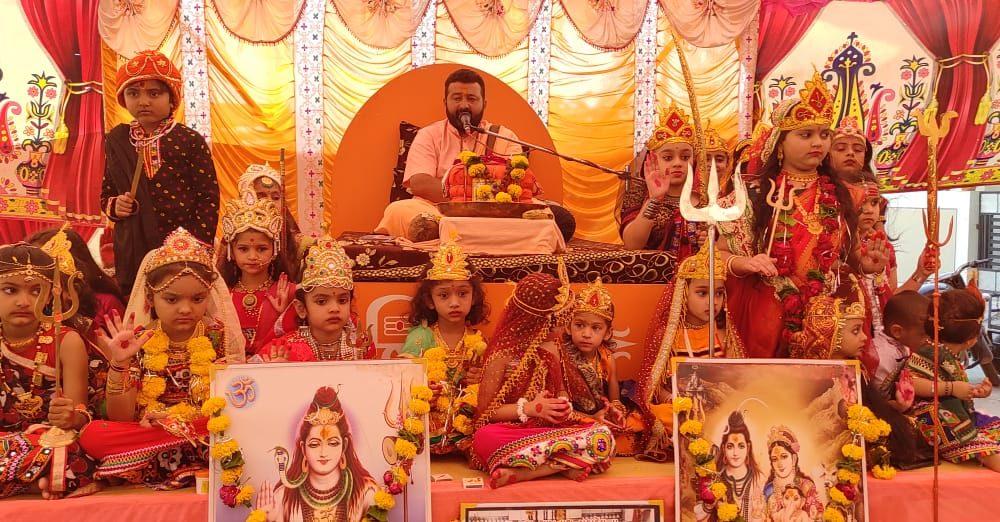 Young Storyteller Shri Pareshbapu Gauswami's Shiva Katha is being taken advantage of by people at Sihore's Shiva Shakit Society.