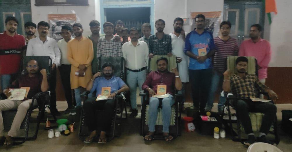 2nd-blood-donation-camp-organized-by-sihor-jagran-manch-gitaji-book-presented-to-blood-donors