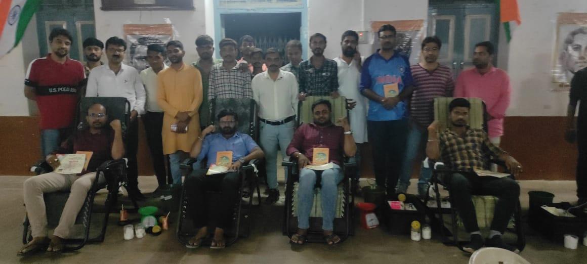 2nd-blood-donation-camp-organized-by-sihor-jagran-manch-gitaji-book-presented-to-blood-donors