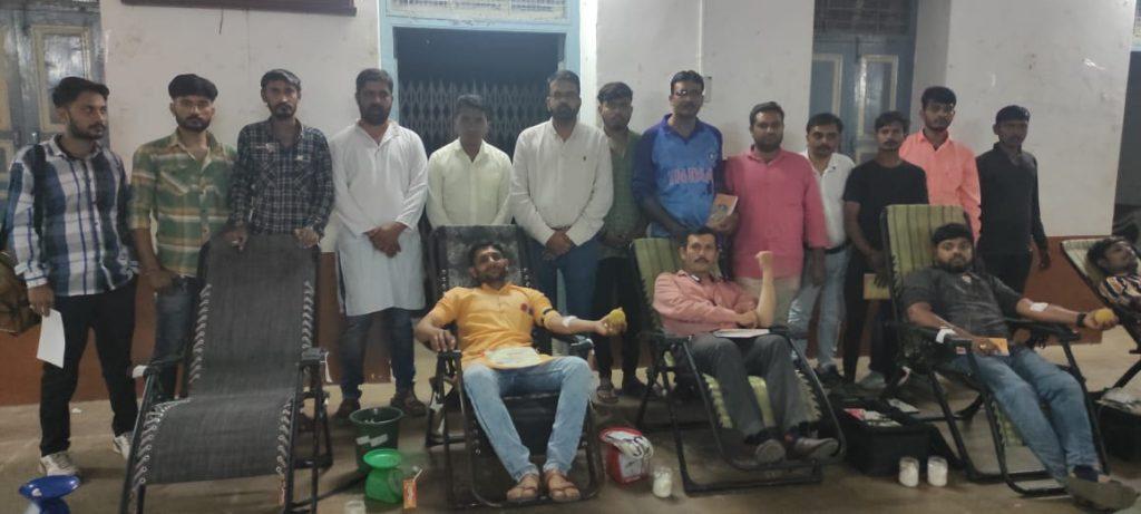 2nd-blood-donation-camp-organized-by-sihor-jagran-manch-gitaji-book-presented-to-blood-donors