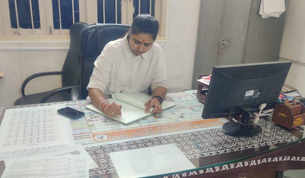 dysp-radhikaben-bharai-visited-kanya-vidyalaya-abavad-near-sihore