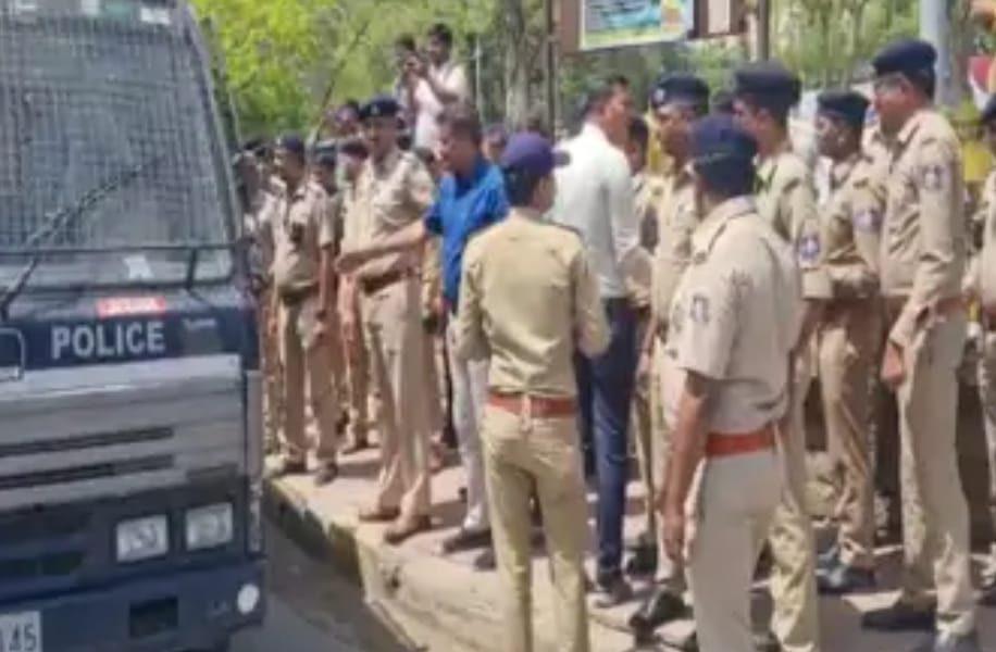 Police stopped Congress workers from protesting in Bhavnagar to cancel Rahul Gandhi's membership