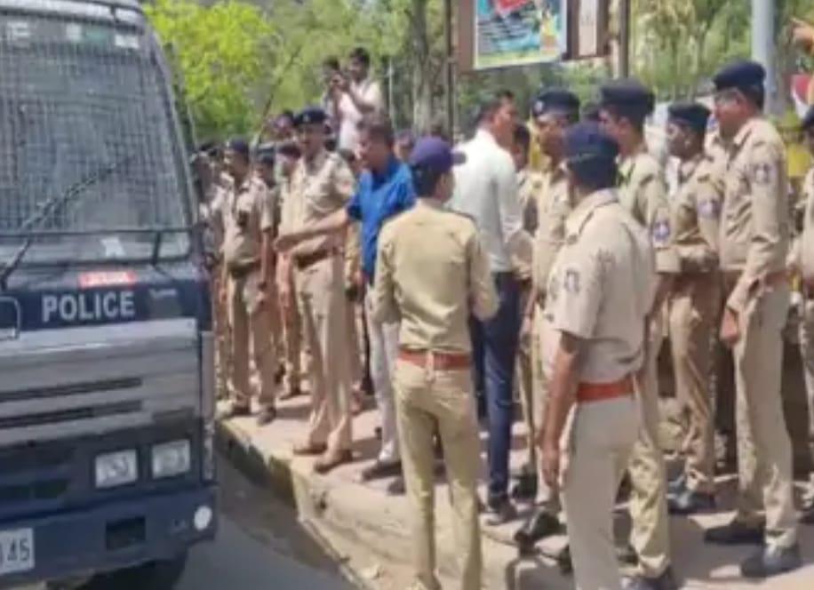 Police stopped Congress workers from protesting in Bhavnagar to cancel Rahul Gandhi's membership