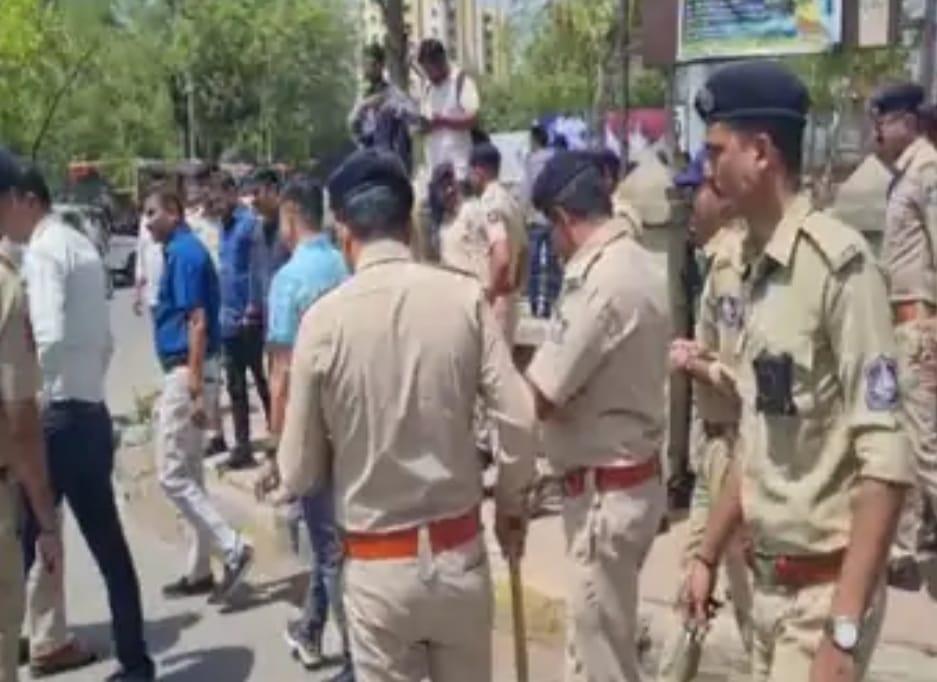 Police stopped Congress workers from protesting in Bhavnagar to cancel Rahul Gandhi's membership