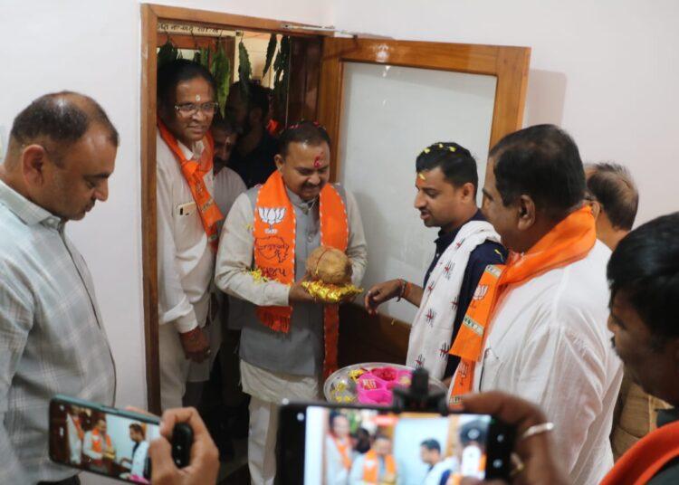 Former minister RC Makwana duly took over as Bhavnagar district BJP president