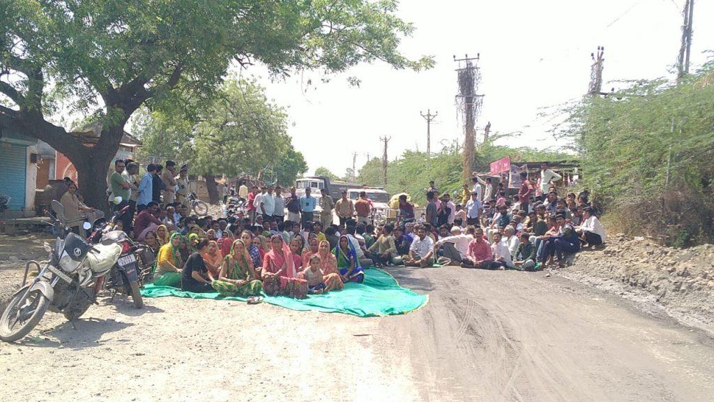 Villagers of Sagwadi village in Sihore came down on the road; Railways came under the feet of the system, guaranteed in writing