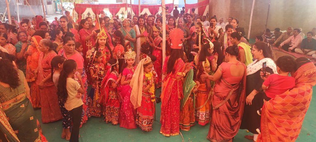 Young Storyteller Shri Pareshbapu Gauswami's Shiva Katha is being taken advantage of by people at Sihore's Shiva Shakit Society.