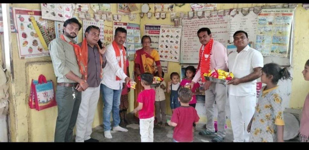 Sihore BJP celebrated the birthday of CR Patil, the architect of the successful demonstration of 'Virat Shakti' by Gujarat BJP workers yesterday.