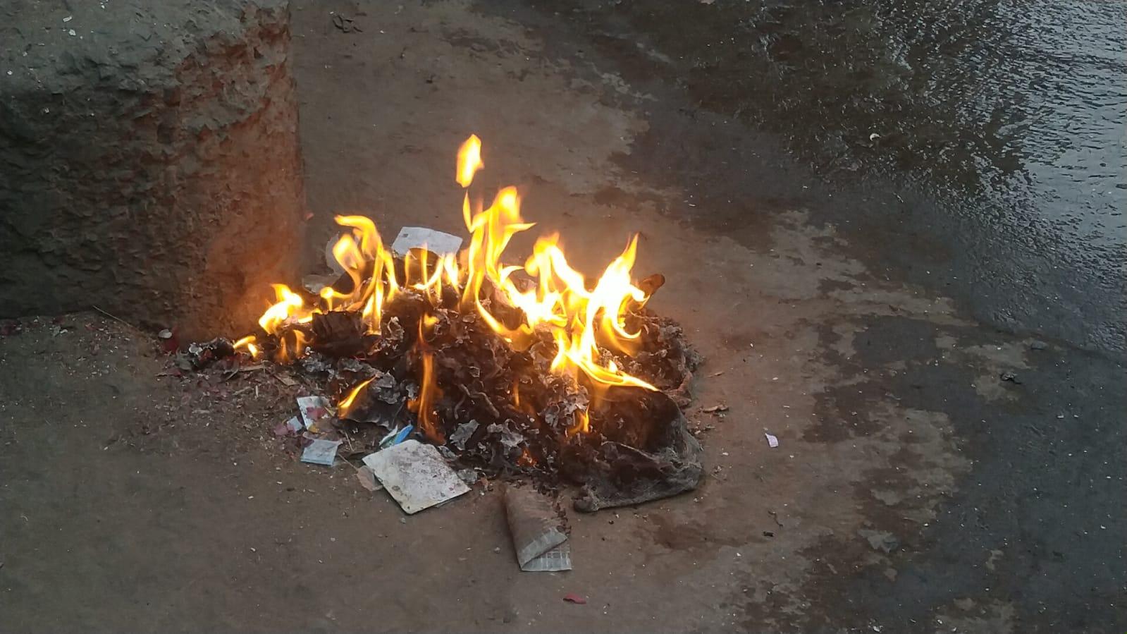 In Sihore city, scavengers burn garbage in public; Compromise with health