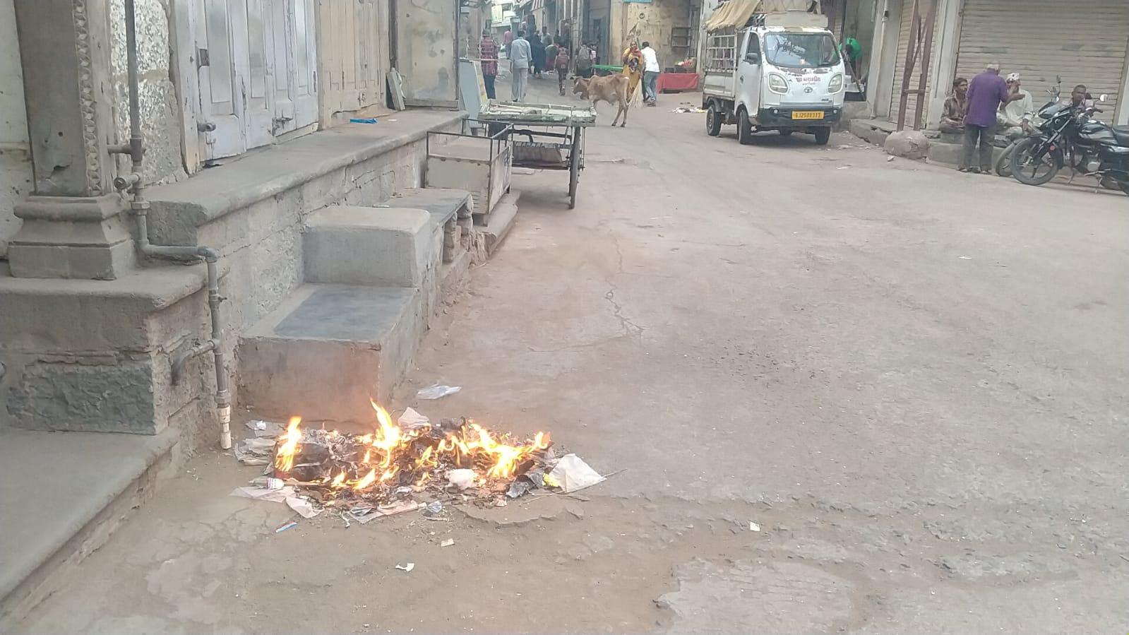 In Sihore city, scavengers burn garbage in public; Compromise with health