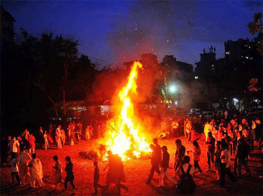 do not wear these two color clothes on holika dahan the evil powers will be in the house