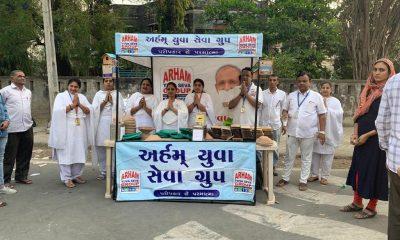 Arham Yuva-Seva Group distributed 1,000 water troughs, chakli garlands and feeder houses in Bhavnagar.