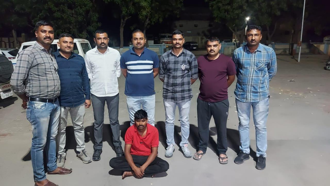 In Vallabhipur, LCB nabbed one with an Eicher truck loaded with foreign liquor; Assets worth over Rs.16 lakh seized