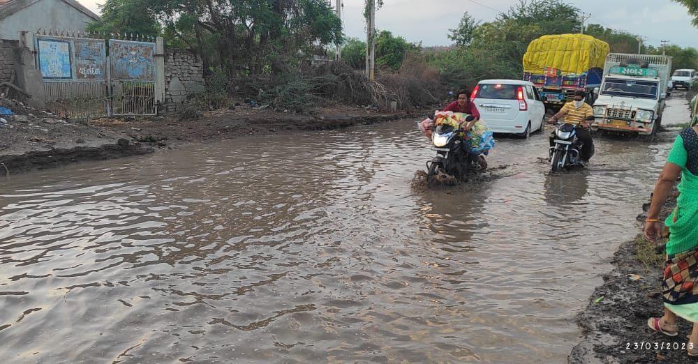 Water overflows on the dug-out road of Sagwadi - Pedestrians and motorists are stuck due to rain