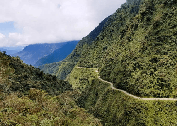 This is the most dangerous road in India, it takes a heart of stone to drive at such a height