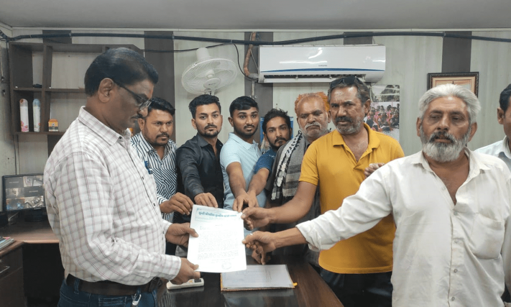 Sihor; Waral Ghanchi Samaj filed a petition to the Mamlatdar - demanding a permanent ban on the public discourse of a girl named Kajal Shintapa.