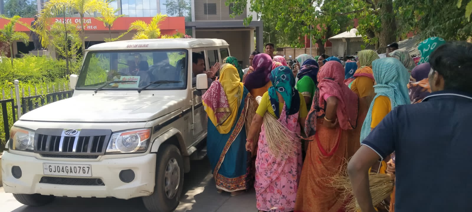 Demonstrations regarding salaries of employees of Sihore Municipality; vehement presentation; Chimki to go on indefinite strike