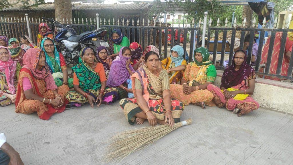 Demonstrations regarding salaries of employees of Sihore Municipality; vehement presentation; Chimki to go on indefinite strike