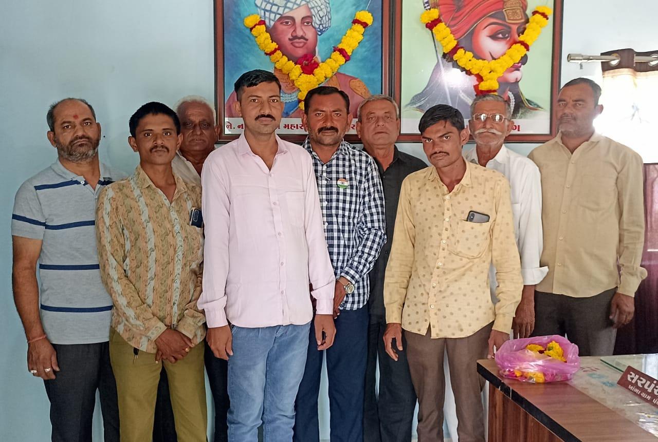 Today is the death anniversary of Rajvi Krishnakumarsinghji; Floral tributes were offered at Khambha Gram Panchayat of Sihore