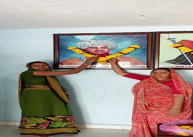 Today is the death anniversary of Rajvi Krishnakumarsinghji; Floral tributes were offered at Khambha Gram Panchayat of Sihore