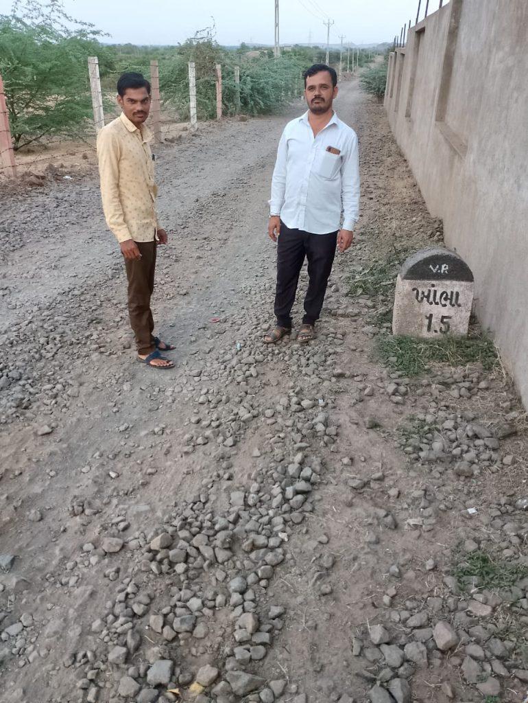 People's demand to level the dilapidated road from Sirana Patiye to Khambha in Sihore