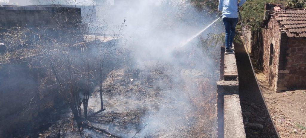 A sudden fire broke out in an open plot at Songadh village in Sihore; The fire arrived in time, preventing major casualties