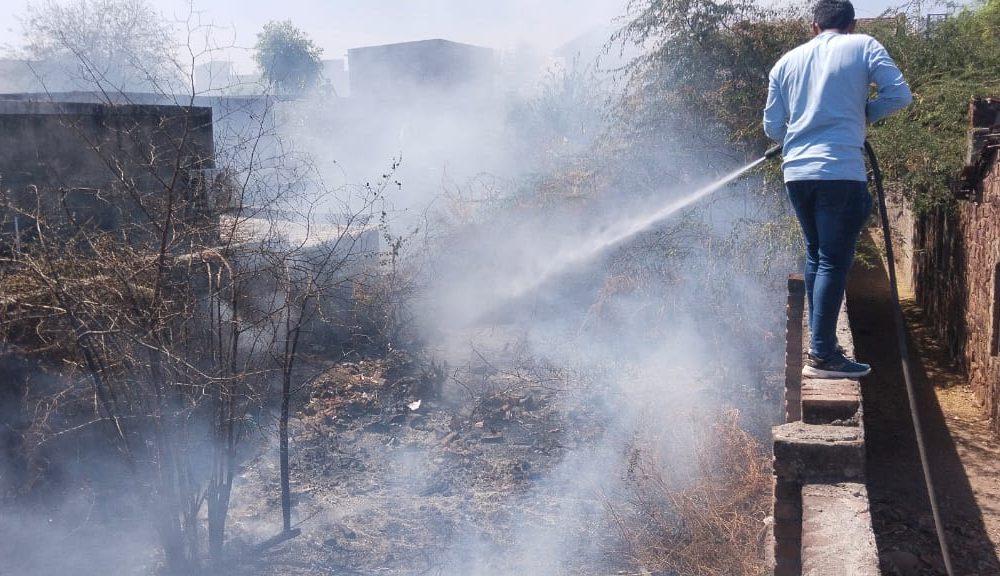 A sudden fire broke out in an open plot at Songadh village in Sihore; The fire arrived in time, preventing major casualties