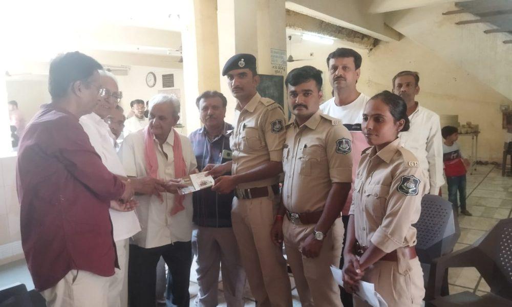 SHE team of Sehore Police visited elders to create awareness about cyber crime