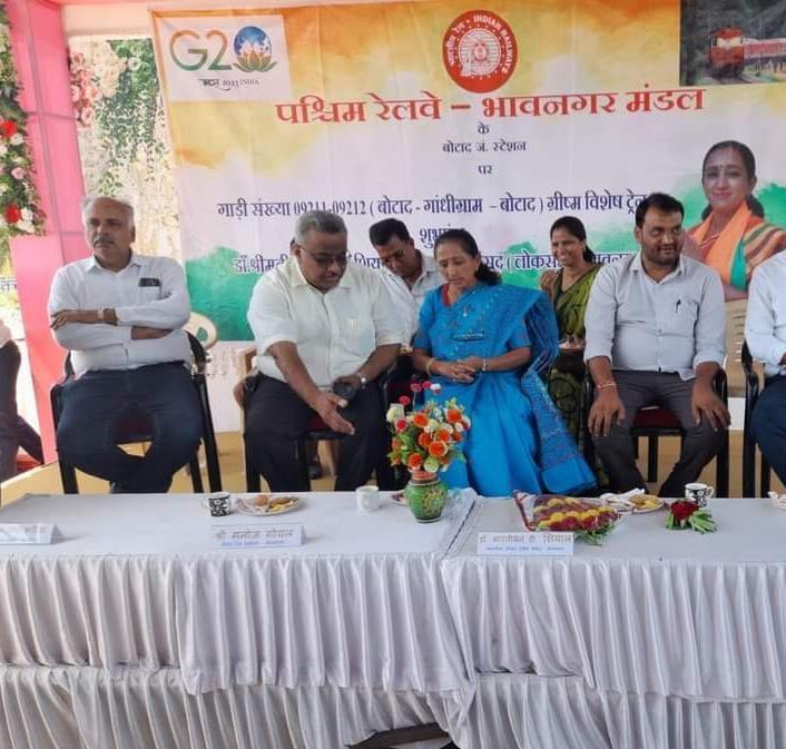 Bhavnagar MP Bharti Shayal gives green flag to summer train: for 77 days for public convenience
