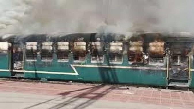 A train caught fire at Botad railway station; Burn 3 cans at once