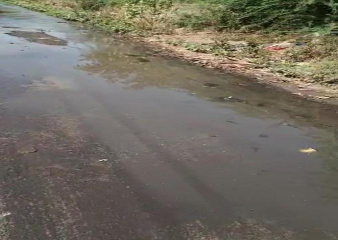 On Sihore Gautameshwar road, near the religious place, the sewage water is coming on the road, disturbing the pilgrims