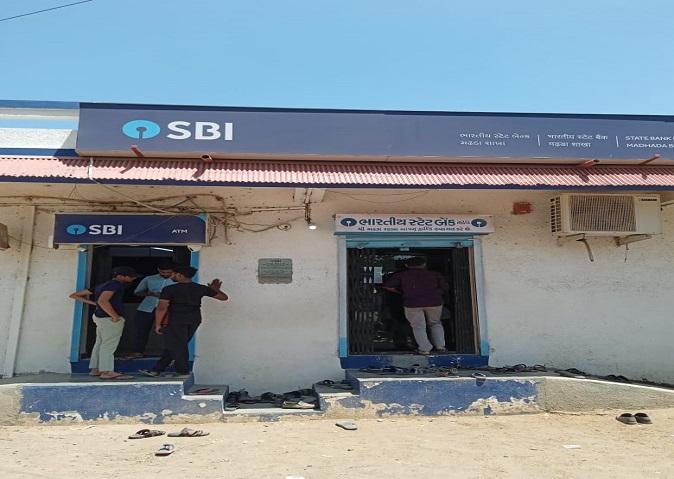 In the SBI branch of Madha village of Sihore, the customers who drive carts with less staff