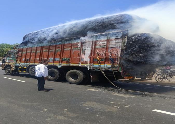 Cotton truck caught fire near Rangola; Much chaos