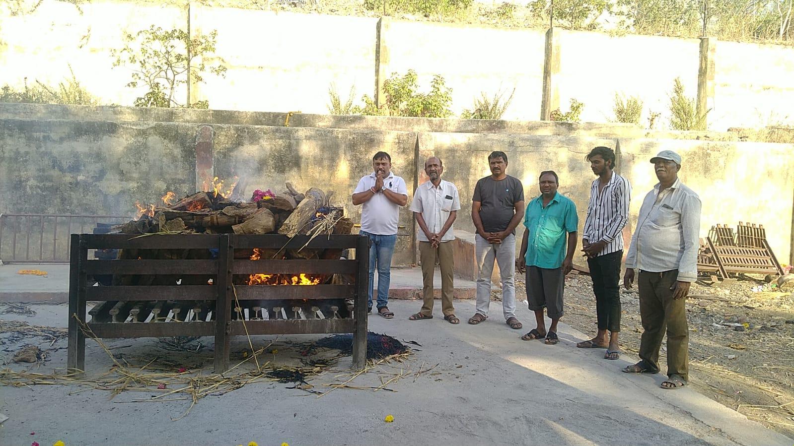 Natubhai Trivedi performing last rites of several disinherited bodies in Sihore; Funeral of the dead body found two days ago