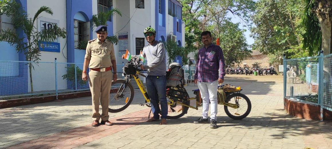A young man from Vapi who left for India tour was honored in Sihore