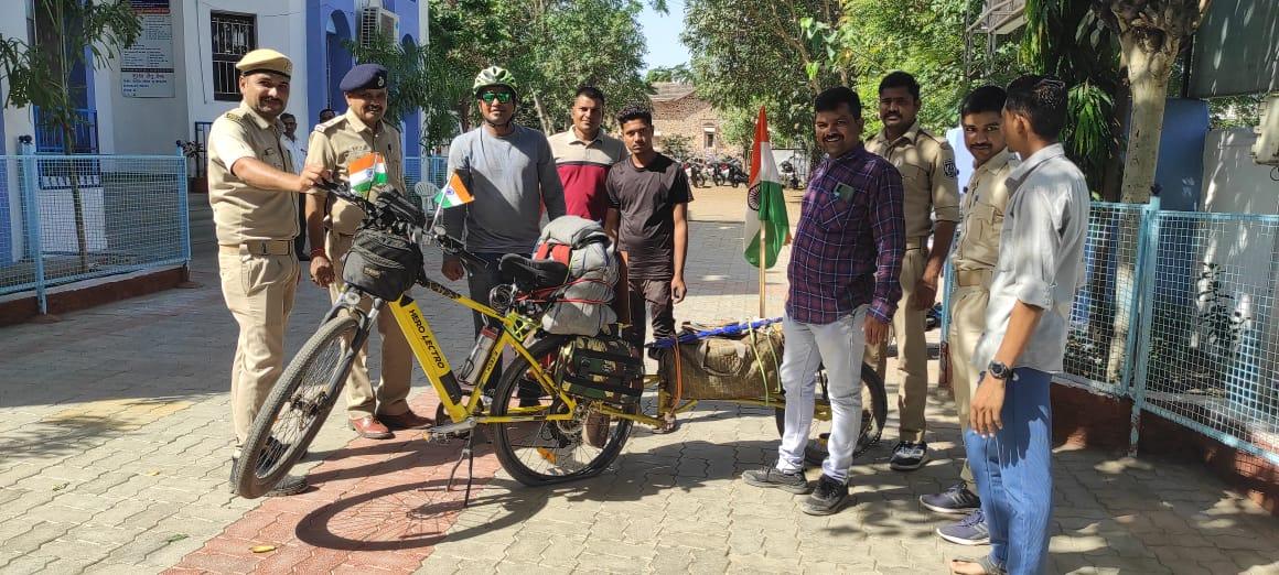 A young man from Vapi who left for India tour was honored in Sihore