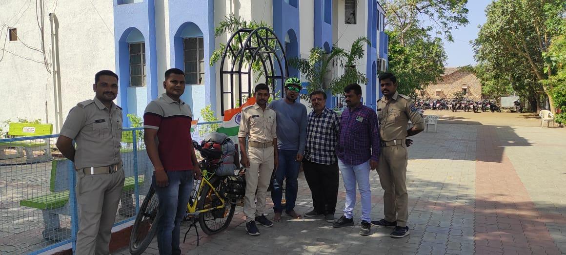 A young man from Vapi who left for India tour was honored in Sihore