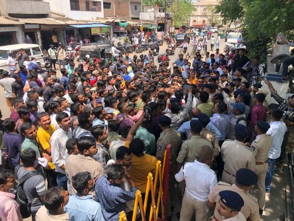 Student leader Yuvraj Singh, who broke the dummy scandal in the exam, is present in the Bhavnagar police