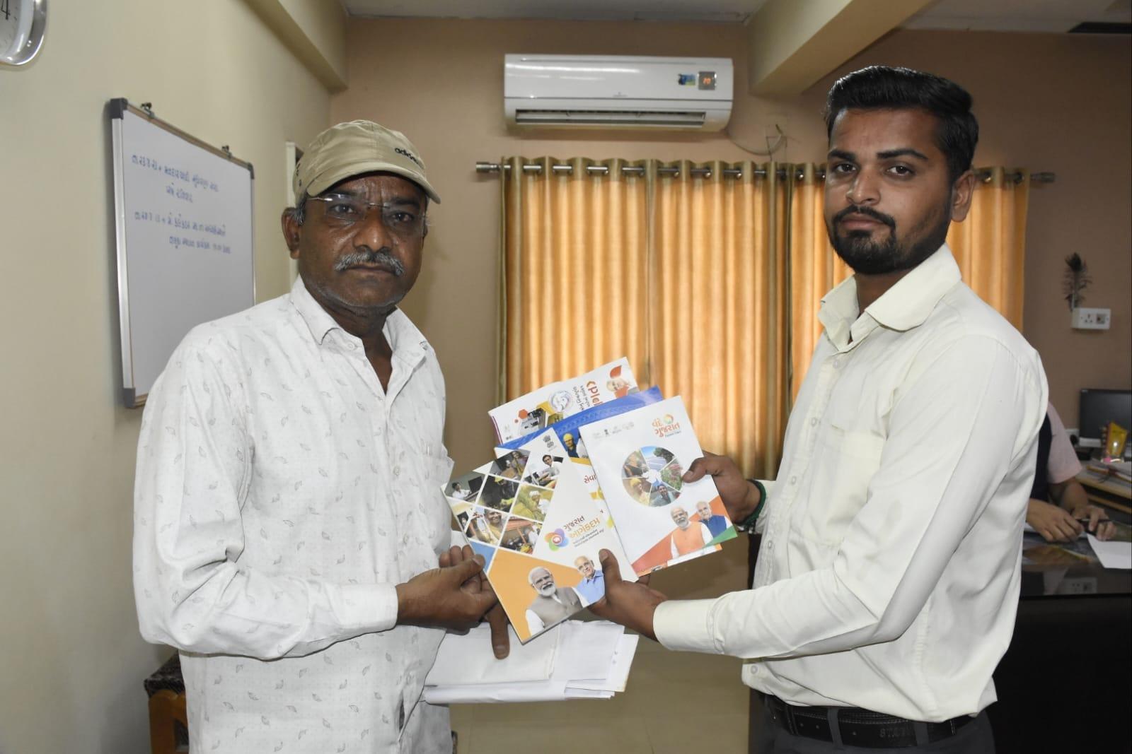As part of the welcome week, District Information Office, Bhavnagar distributed a booklet on 100 days of state government work.
