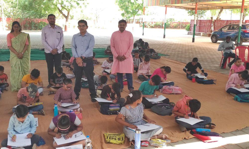 Taluka Open Chitraspargha Rangotsav 2013 held at Vidyamanjari Gnanpeeth, Sihore: A large number of students participated.