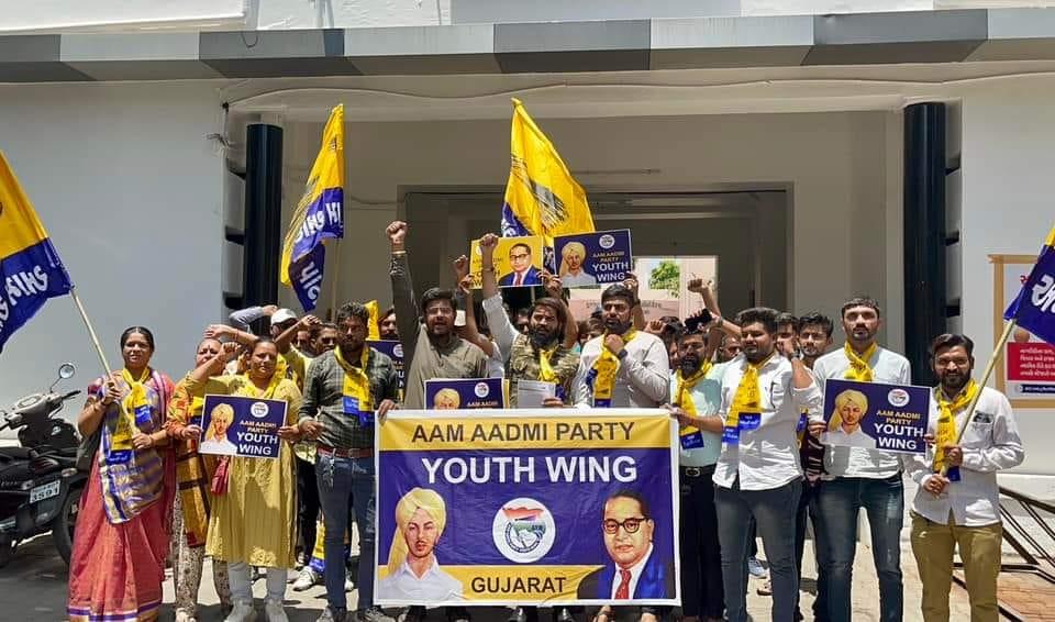 In Bhavnagar, Yuva Aam Aadmi Party submitted a petition to the District Collector, Aam Aadmi came to the field to get justice for Yuvraj Singh.