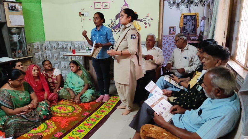 SHE team of Sehore Police distributing leaflets to create awareness about cyber crime; Face to face visit in local area