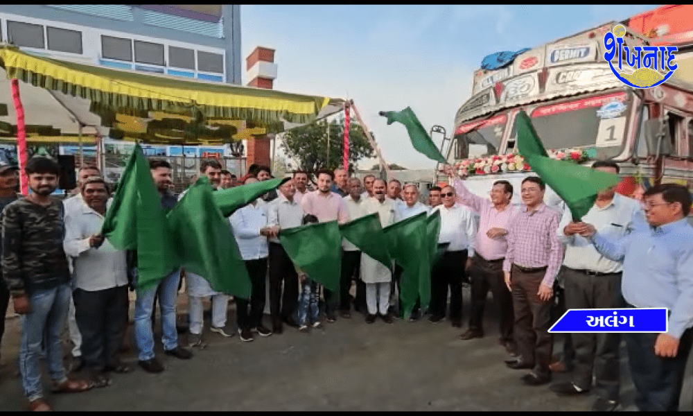 Departure of 6 Water Service Vessels and 4 Water Ambulances from Alang to Varanasi to join Swachh Ganga Abhiyan.