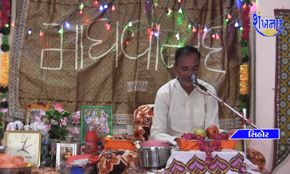 Shastri Sri Jayeshbhai Dave reproducing the story of Sri Shiva Mahapuran Jnanayajna at Sihore Madhavananda Ashram.