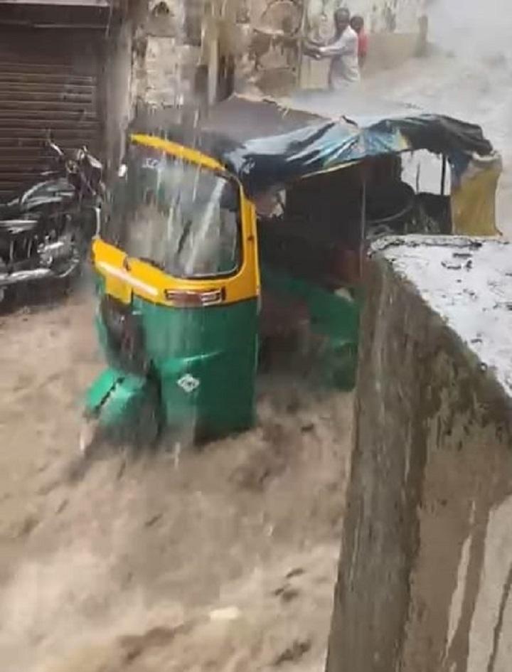 Baisakh rains in Sihore city; Heavy thundershowers; Water water everywhere