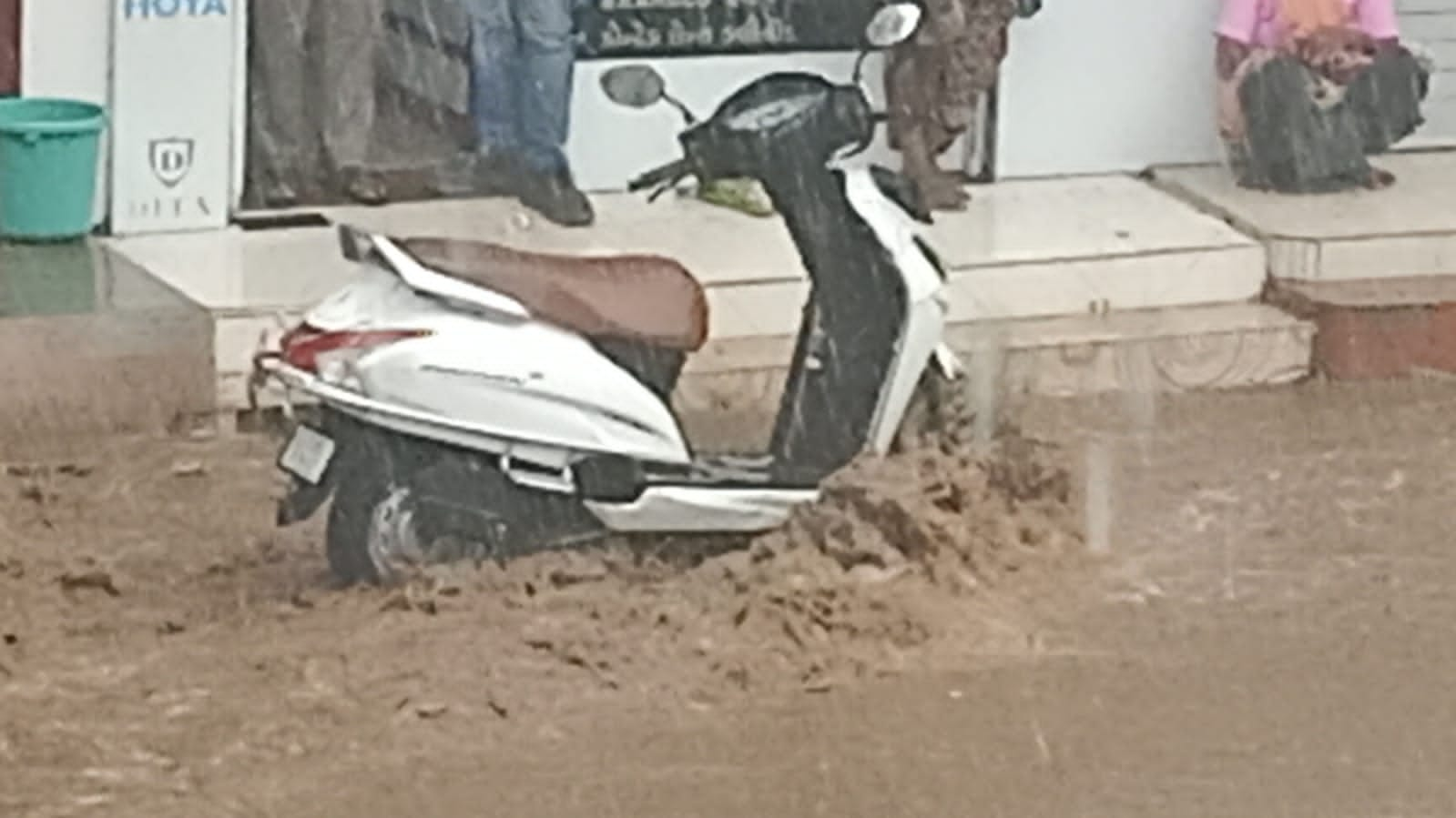 Baisakh rains in Sihore city; Heavy thundershowers; Water water everywhere