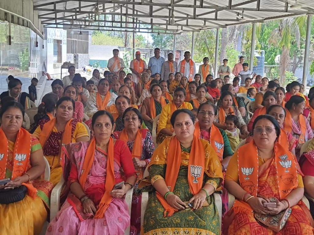 Sihorvasi watched the 100th episode of Mann Ki Baat, Mann Ki Baat in the form of Bhagwan as a plate of prasad at the feet of Janata Janardhan; Modi