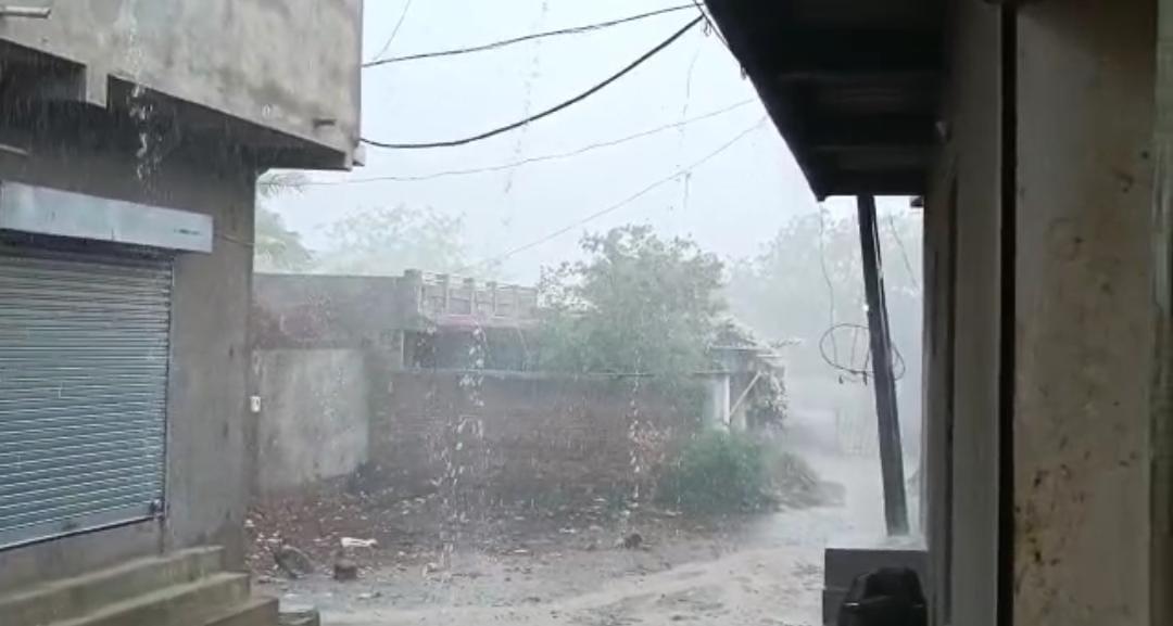 Torrential rains accompanied by thunderstorms in Baisakh, Varal Ramgarh Thorali areas of Sihore