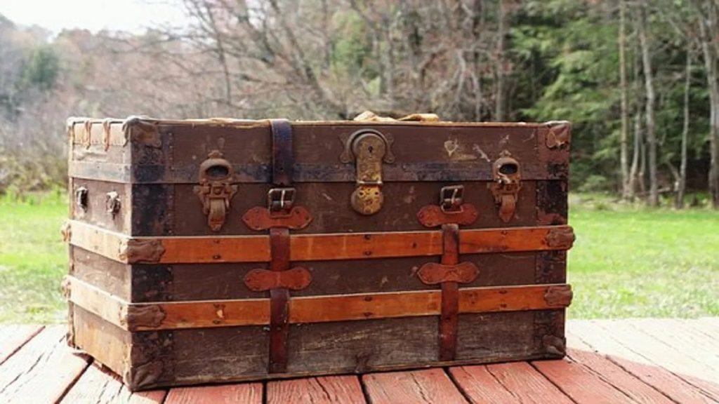 Bought an old house without money, suddenly a person found a treasure hidden in the wall!